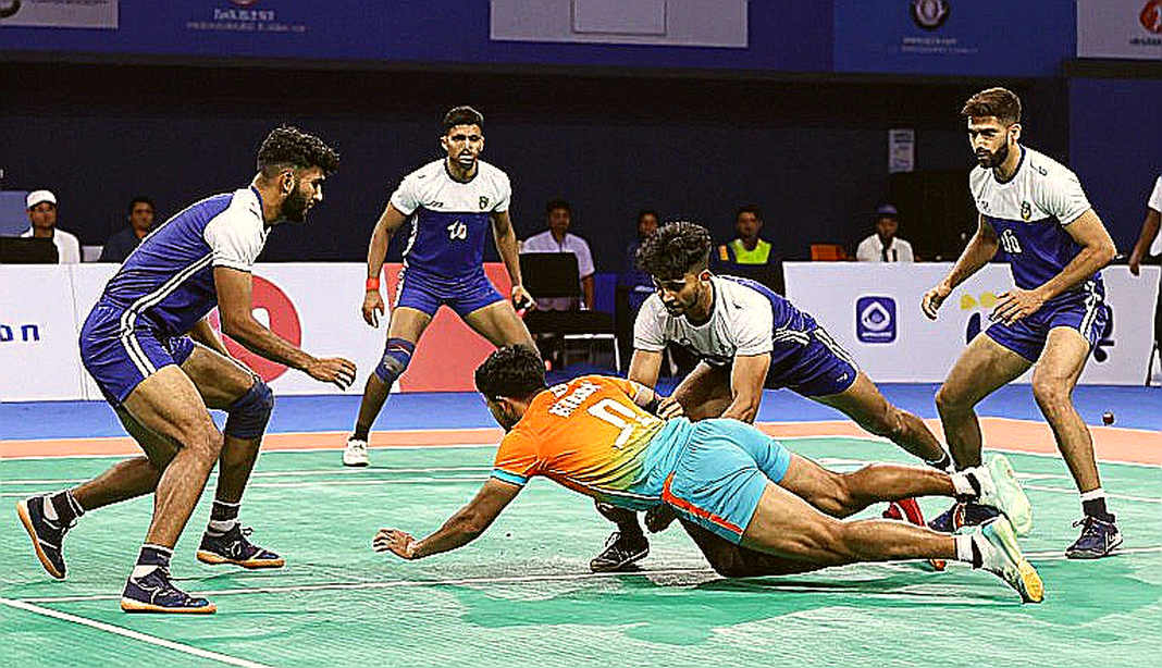 14 से 13: अहमदाबाद में पाकिस्तान के आख़िरी वक़्त के कदम ने पहले खिताब का दाम कैसे बदल दिया